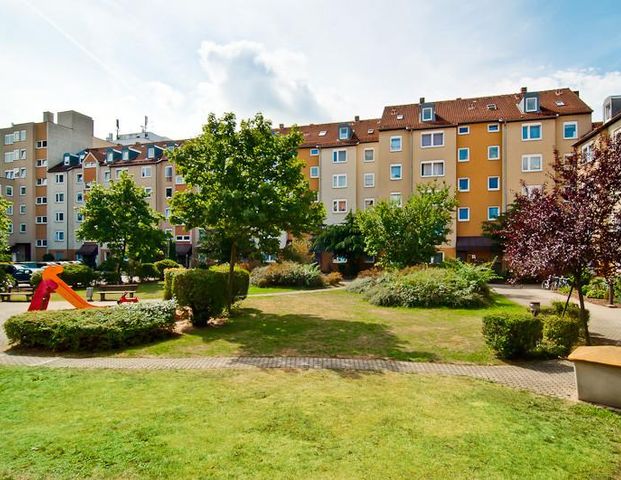 Renovierte, helle 2-Zimmer-Wohnung mit Balkon ab sofort frei! - Foto 1