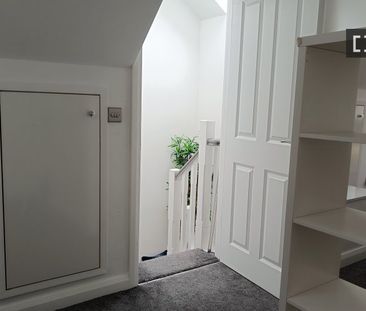 Room for rent in a 4-bedroom house in Killinardan, Dublin - Photo 3