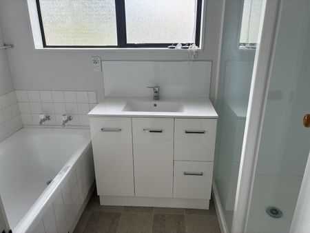 Brick and tile Family Home Blockhouse Bay - Photo 4