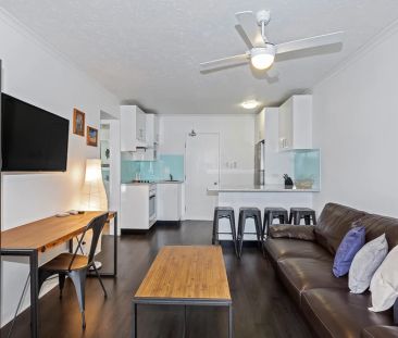 FURNISHED APARTMENT - JUST ACROSS THE RIVER FROM BRISBANE CBD - Photo 1