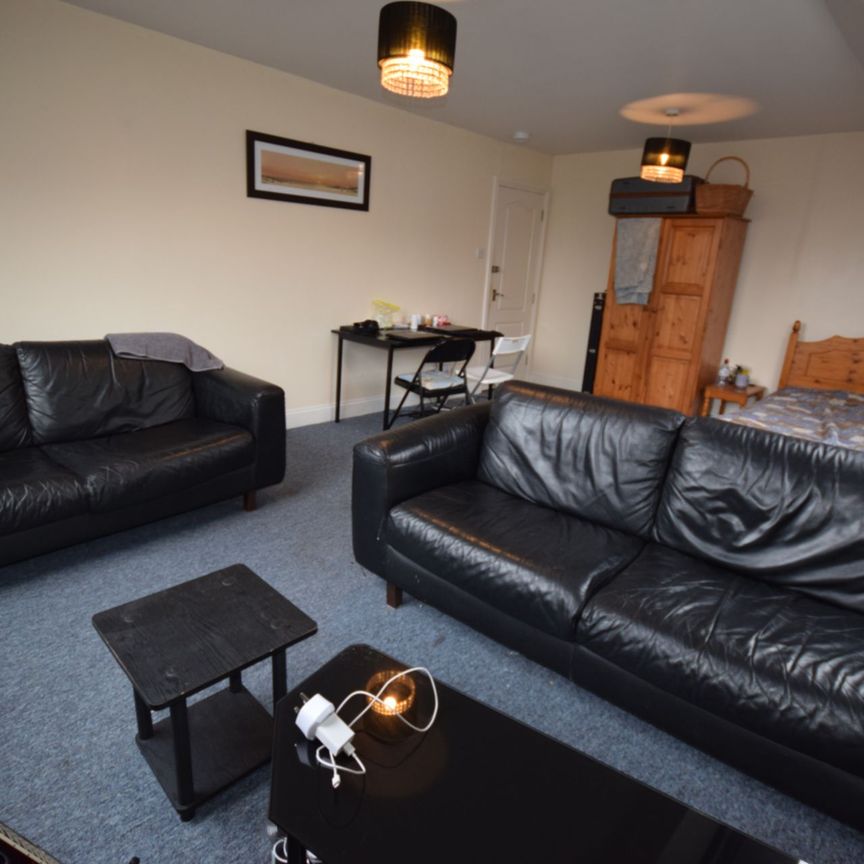 3 Bedroom Flat To Rent in Westbourne - £1,718 pcm Tenancy Info - Photo 1