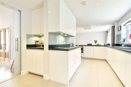 An immaculately modernised detached family home in prime Sevenoaks location. - Photo 4