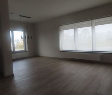 Gelijkvloers tweeslaapkamerappartement met tuin en carport! - Photo 5