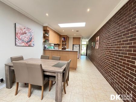 Stylish 3 Bedroom Unit - Photo 4