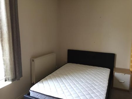 1 bedroom in a house share to rent - Photo 2
