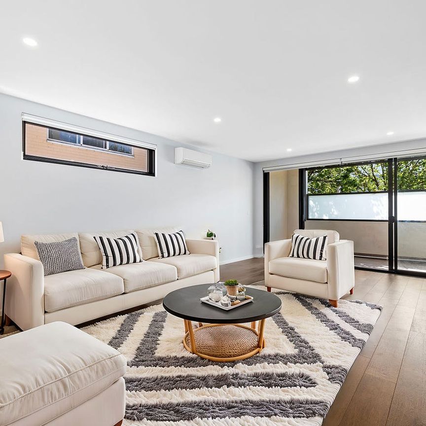 Modern, contemporary boutique apartment with sleek lines - Photo 1