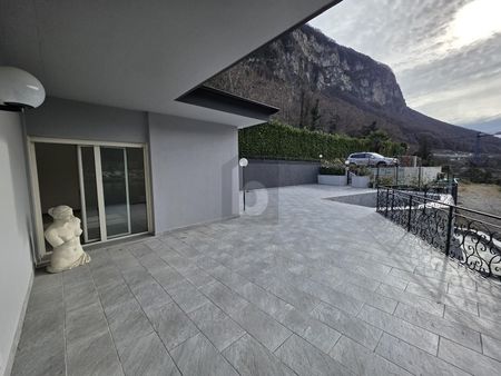 SPAZIOSA ED ELEGANTE CON PISCINA E VISTA LAGO - Photo 3