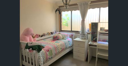 Spacious Family 4 Bedroom Home with Pool & Prime Location - Photo 4