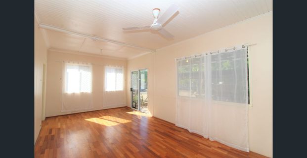 Lovely Leila - Photo 1