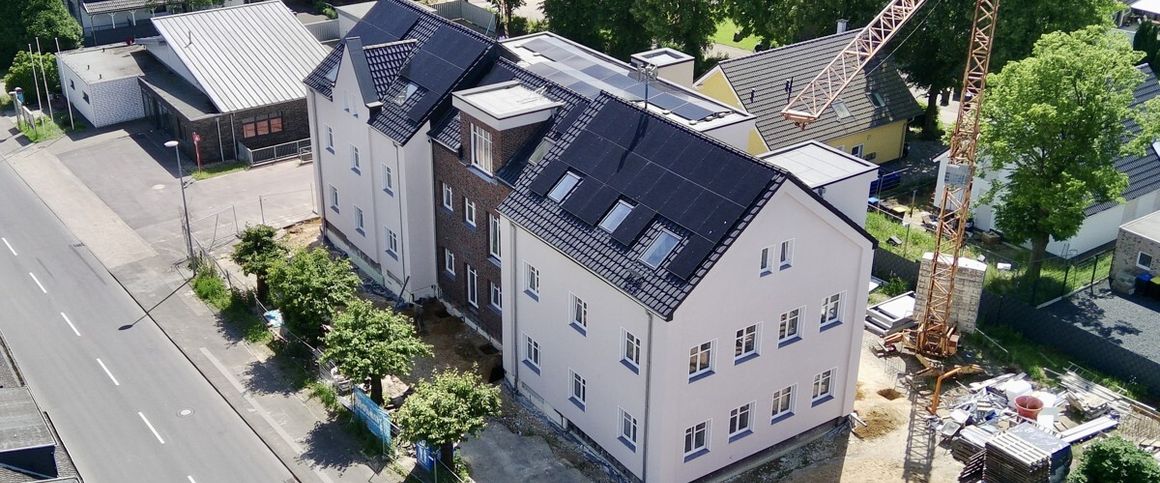 Ein architektonisches Highlight: Wohnen im historischen Schulgebäude mit modernster Technik! - Photo 1