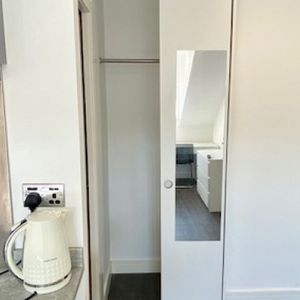 Cozy 2-Bedroom Flat on Vibrant Ecclesall Road - Photo 3