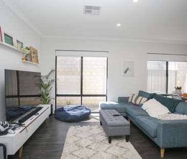 A stone throw away from Emerald Park! - Photo 3