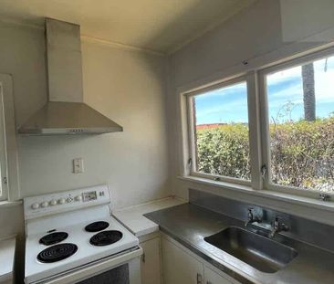 Two bedroom townhouse close to city - Photo 2