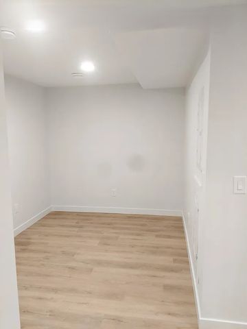 Modern Studio Unit with Private Entrance – Great Access to Downtown - Photo 4