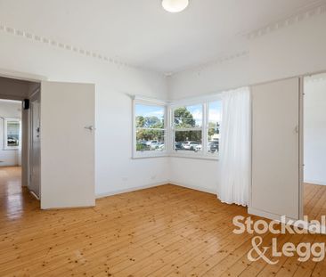 Just Metres from the Beach & Local Shops - Photo 4