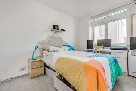 4 bedroom flat in London - Photo 3