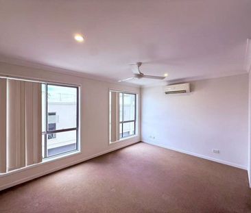 Stunning Townhouse in Springfield lakes Prime Location! - Photo 3