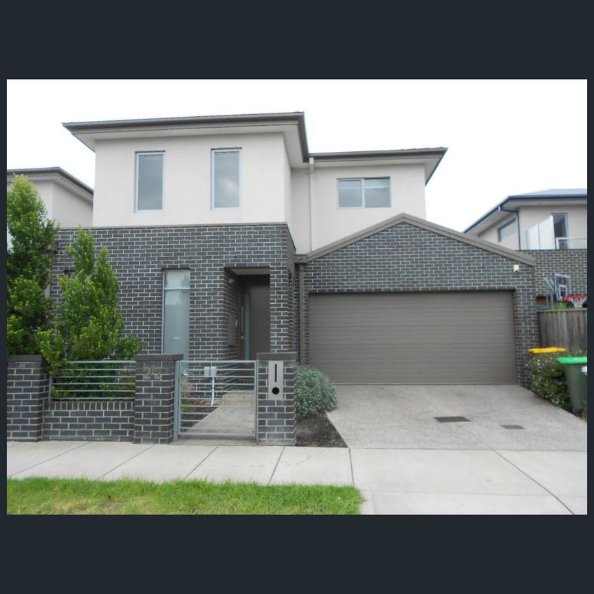 17 Mulsanne Lane, Bentleigh East, Vic 3165 - Photo 1