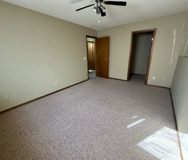 Pet Friendly Townhouse in Clearview! AMAZING VALUE! - Photo 5