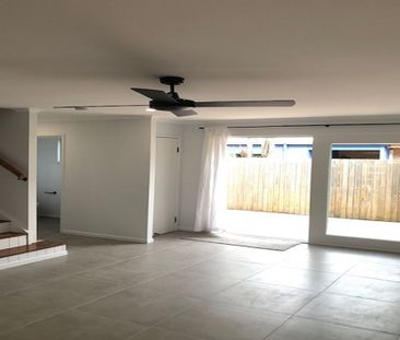 Modern Coastal Townhouse in the Heart of Mudjimba - Photo 3