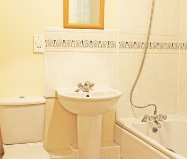 2 bedroom Two Bedroom Ground Floor Apartment to rent - Photo 2