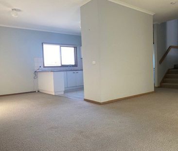 2/33 Munro Street, Macleod - Photo 1