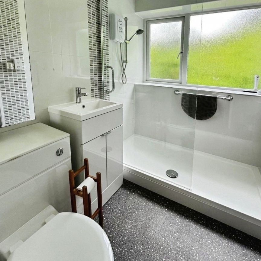 3 bedroom Flat To Let - Photo 1