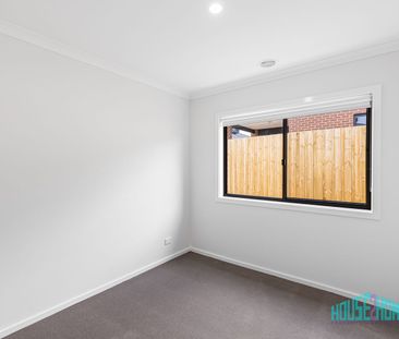 Modern Family Living with Space, Style & Seamless Indoor-Outdoor Ap... - Photo 2