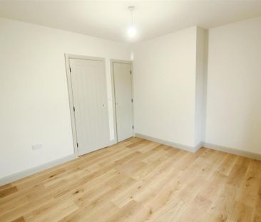 2 bedroom end of terrace house to rent - Photo 2
