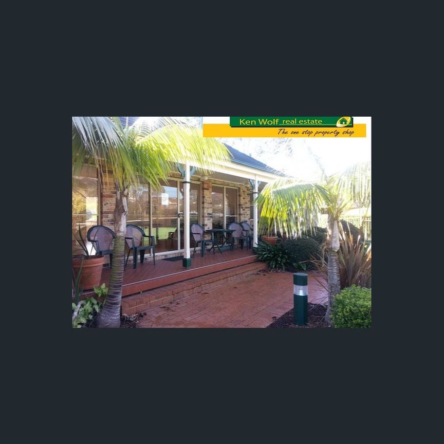 Beautifully presented 3 bed Unit w/ 2 bath, Modern Gas Cooking Kitchen, Laundry. R/C Air Con, Double LUG plus Storage. - Photo 1