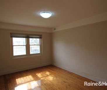 Spacious 1 bedroom unit + study/sunroom area - Photo 1