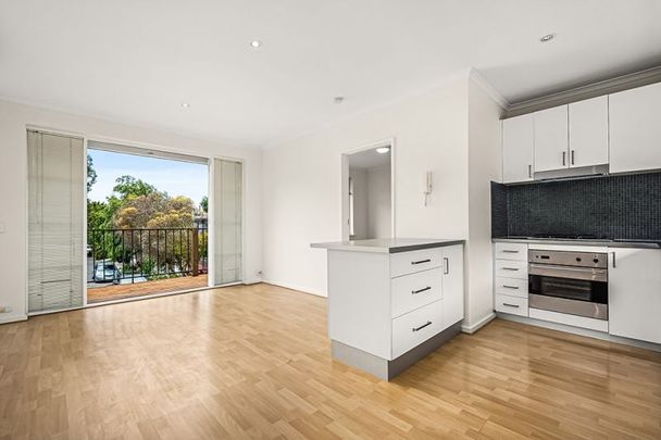 Boutique block, huge balcony & security parking, all in the heart of St Kilda! - Photo 1