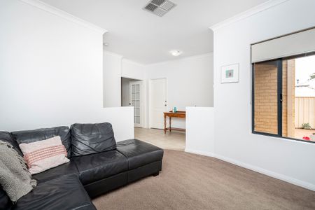 Stunning 3-Bedroom Residence in Karrinyup - Modern Design, Convenient Living! - Photo 4