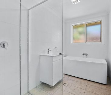 Modern and fully renovated 3-Bedroom Townhouse - Photo 6