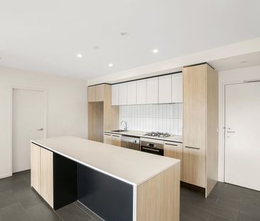 SPACIOUS 2 BEDROOM 2 BATHROOM APARTMENT WITH LARGE BALCONY - Photo 2