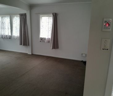 Spacious Home in Jellicoe Rd Manurewa! - Photo 2
