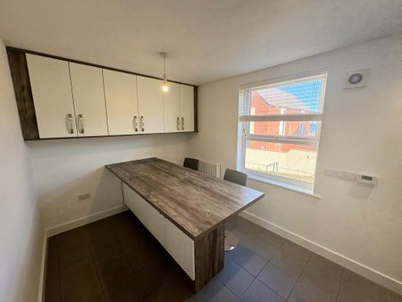 4 bedroom townhouse to rent - Photo 2