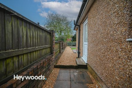 2 bed terraced house to rent in Sparrow Terrace, Newcastle, Staffordshire - Photo 5