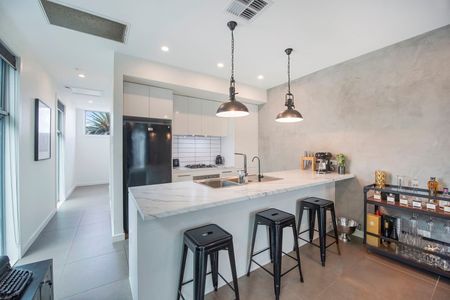 Stylish Modern 2-Bedroom Townhouse in Trendy Brompton! - Photo 5