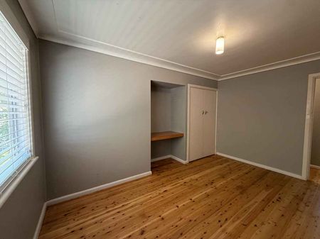 Prime Location – Walk to Shops! - Photo 2