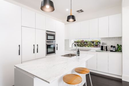 Spacious Single-level Layout - Photo 3