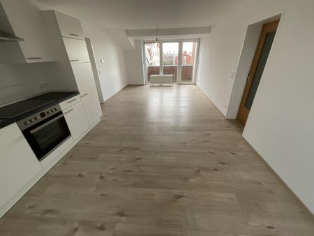 Wohnen direkt am Wasser! 2-ZKB-Balkonwohnung mit Einbauküche direkt am Bontekai zu vermieten! - Photo 2