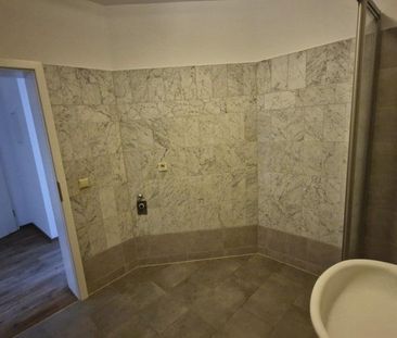 Frisch Renovierte 2 Raum Wohnung mit neuer Einbauküche in Stadfeld Ost - Photo 5