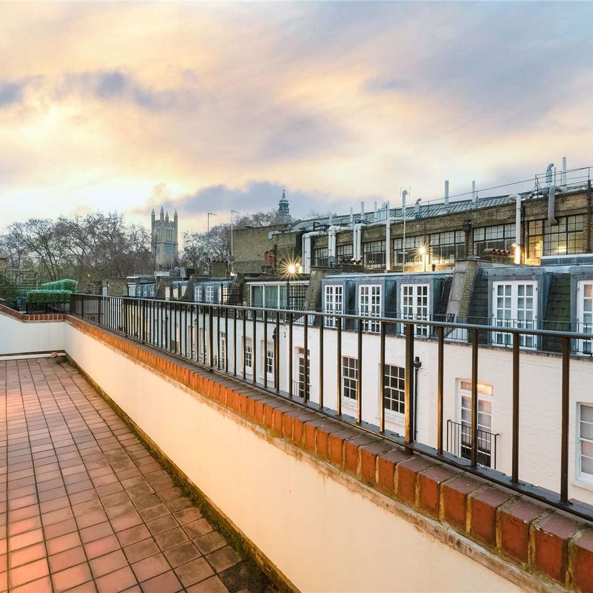 Well proportioned four / five bedroom Mews House enjoying a spacious reception, separate eat-in kitchen, three bathrooms, double garage and a sunny south facing terrace. - Photo 1