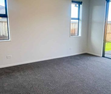Near New Spacious 4 Bedroom Home in Westwood! - Photo 5