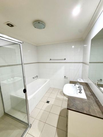 SPACIOUS UNIT IN PRIME LOCATION - Photo 4