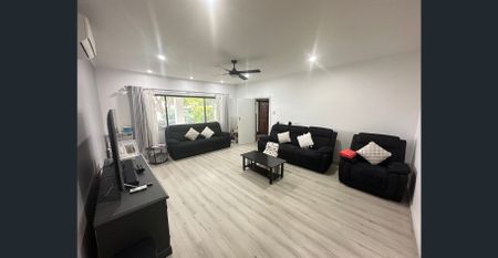 Luxurious 4 Bedroom Residence with Solar Panels and Battery in Prime Suburb Magill! - Photo 4