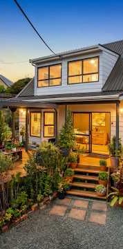 Stylish Coastal Cottage - Photo 2