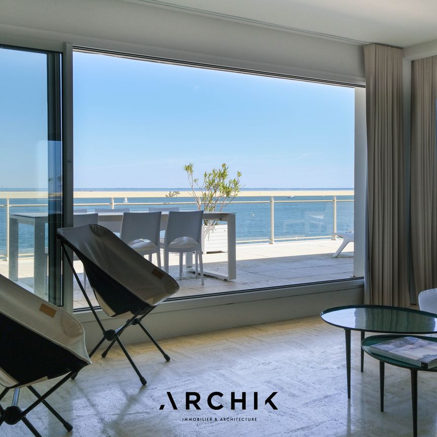 Architecture de 1970, cet immeuble accueille en son 4ème et dernier étage avec ascenseur, un appartement traversant de 100 m2 et sa terrasse de 60 m2, offrant une vue panoramique sur le Bassin et la presqu'île du Cap Ferret. - Photo 1