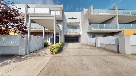 Lifestyle, Light and Location in One Complete Package - Photo 2